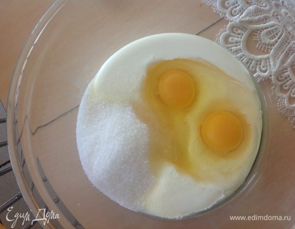 Для заливки смешиваем все ингредиенты.
Если любите послаще, то кладите больше сахара.