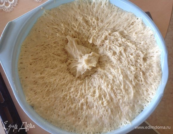 Тесто подошло. Его количество  ровно на две порции  пирога, размером на весь противень для духовки (большой). Я использовала половину, а оставшуюся часть поместила в холодильник до следующего дня. Напекла сладких маковых булочек.
На фото тесто немного осело, после того, как я сняла пленку... Поднимается очень хорошо... с горой!