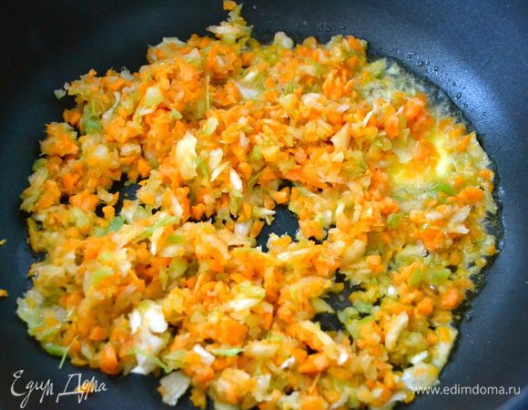 Мелко нарезать овощи. В сковороде разогреть сливочное масло с небольшим количеством оливкового. В течение 4-5 минут обжаривать овощи.