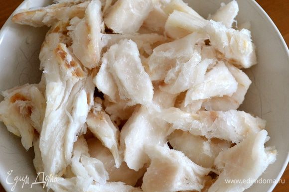 Рыбное филе предварительно разморозить (можно использовать и свежую рыбу), нарезать (поломать) кусочками.