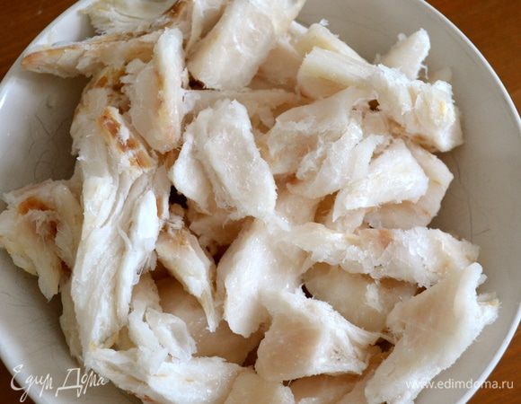 Рыбное филе предварительно разморозить (можно использовать и свежую рыбу), нарезать (поломать) кусочками.  