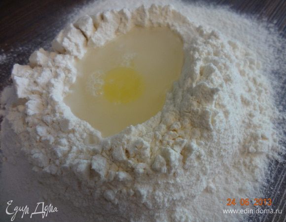 Просеять муку на стол или в большую миску, добавить соль, сделать углубление в середине, добавив воду и растительное масло. 