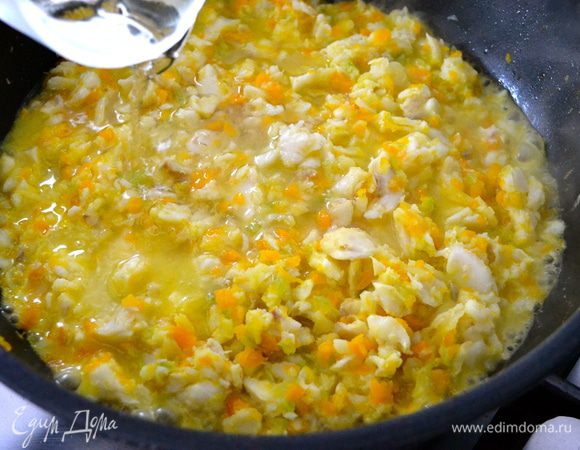 Добавить вино.