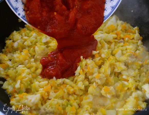 Затем томатную смесь. Добавить пол стакана воды (или овощного бульона). Посолить, поперчить и добавить щепотку сахара (это позволит слегка нейтрализовать кислоту от томатов). 