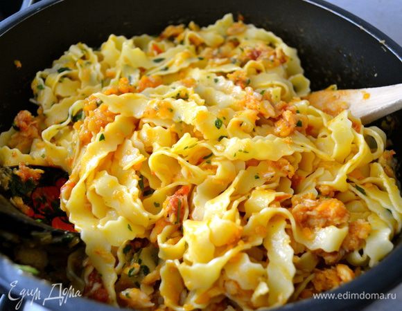 Готовую пасту добавить к соусу и перемешать. В самом конце добавить мелко порезанную петрушку.