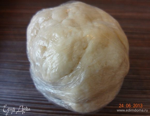 Собирая муку с краев к центру, смешиваем все ингредиенты. Сформировать шар и хорошо вымесить тесто. Воду лучше добавлять постепенно, не всю сразу, по мере смешивания.
Завернуть тесто в пленку и оставить на столе на 20-30 минут отдыхать. Луковицу измельчить ножом, в блендере делать это не стоит, лук даст много сока и тесто расклеится в процессе приготовления.