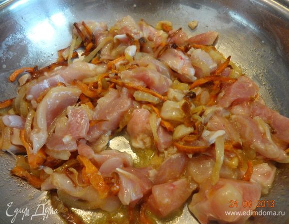 Тем временем сделать поджарку. Морковь нарезать тонкой соломкой, луковицу - полукольцами, куриное филе - небольшими кусочками. В глубокой сковороде или сотейнике (лучше взять толстостенную посуду) разогреть растительное масло, обжарить хорошо морковь, затем добавить лук, крупно порезанный чеснок, жарить все вместе 5 минут, в последнюю очередь положить кусочки филе, посолить, поперчить, перемешать, накрыть крышкой и потушить на слабом огне 15-20 минут.