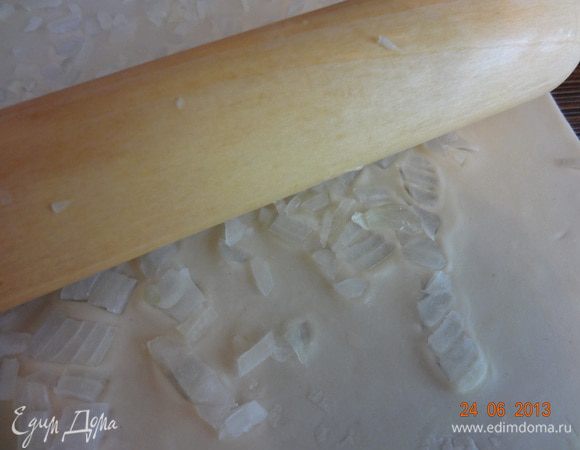 Отдохнувшее тесто (должно стать эластичным и мягким) разделить на две части, раскатать сначала одну в пласт толщиной 1-2 мм, равномерно распределить по нему половину измельченного лука и скалкой вдавить в тесто. 