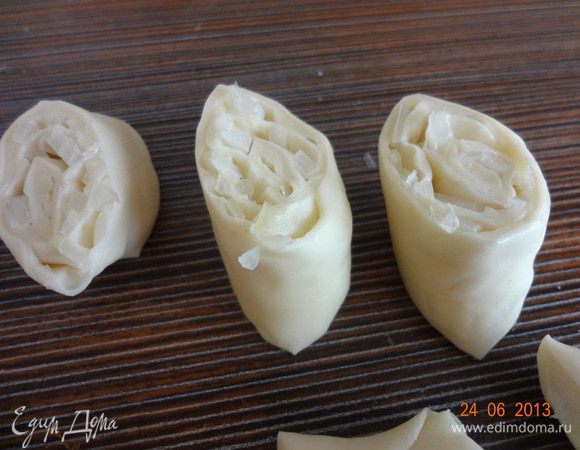 Свернуть в рулет и нарезать на кусочки толщиной 2-3 см. Тоже самое сделать со второй частью теста.