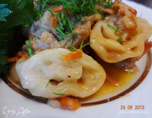 При подаче выложить на тарелку манты, сверху поджарку с подливой, украсить зеленью по желанию.