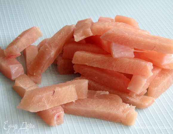 Куриное филе нарежьте  полосками. 