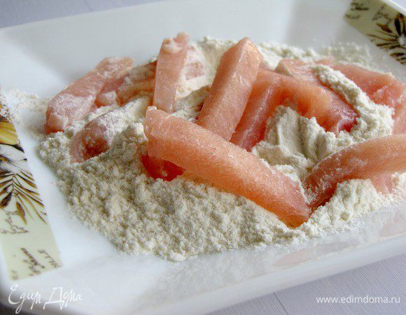 Обваляйте кусочки курицы в муке, лишнее стряхните.