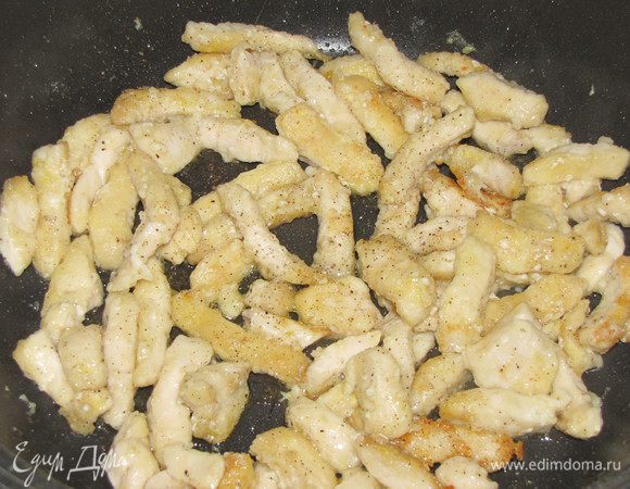 Разогрейте в сковороде 2 ст. л оливкового масла и 1 ст. л. сливочного. Обжарьте в масле кусочки курицы по 3 минуты с каждой стороны.