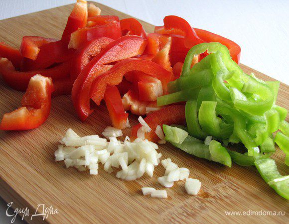 Болгарский перец и острый зеленый перчик порежьте полосками, чеснок измельчите.
