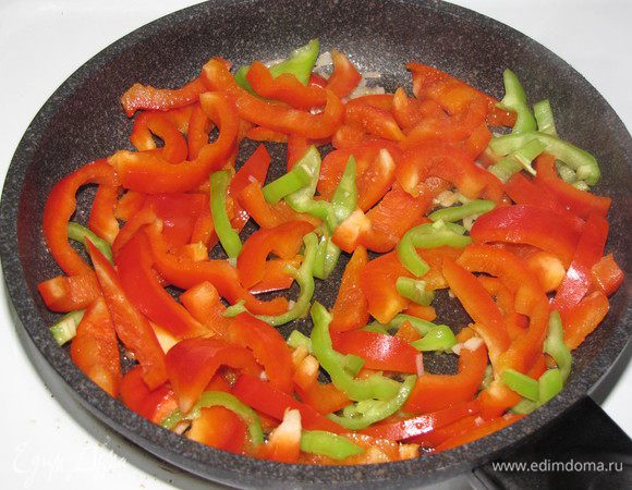 В отдельной сковороде обжарьте  перец с чесноком на оливковом масле.