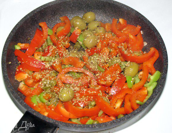 Добавьте оливки , каперсы (предварительно промыть и слить воду), большую щепотку орегано и чуть-чуть соли.