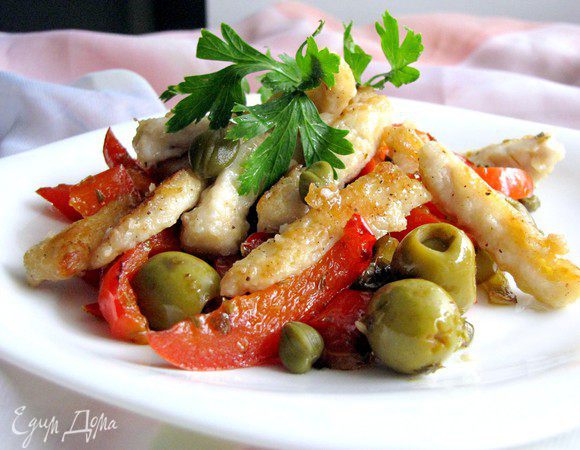 Выложить овощи в тарелку, сверху на овощи выложить мясо. Подавать, посыпав петрушкой. Приятного аппетита!