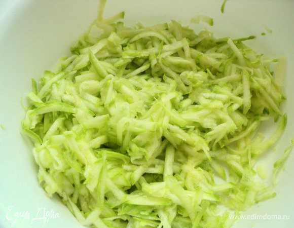 Кабачок натереть на терке, слегка посолить и оставить на 15 минут. Затем хорошо отжать.