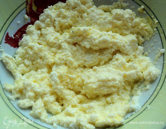 Творог размять вилкой, добавить соль, сахар, перец по вкусу, яйцо, хорошо перемешать.