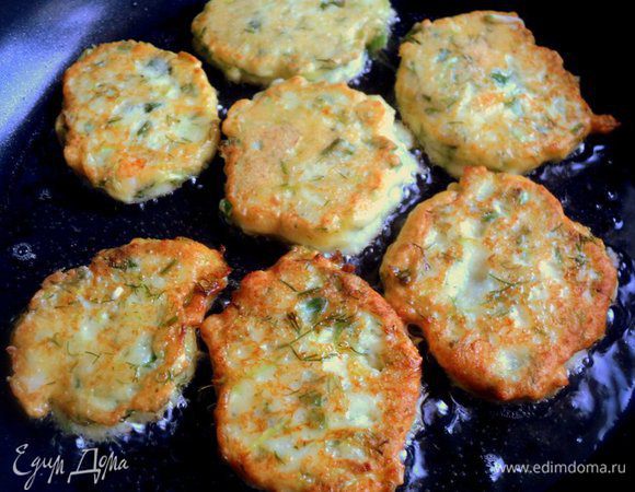 Нагреть сковороду, налить растительное масло. Столовой ложкой выложить на сковороду сырники и жарить с двух сторон до румяной корочки.