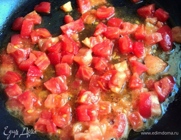 Приготовить томатный соус: помидоры надрезать сверху крестообразно и залить на 1-2 минуты кипятком. Затем обдать помидоры холодной водой и снять кожицу. Нарезать помидоры мелким кубиком. Припустить помидоры на сковороде на оливковом масле до мягкости.