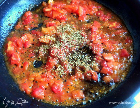 Добавить сахар, соль, перец по вкусу, орегано, бальзамический уксус. Потушить 3-5 минут.