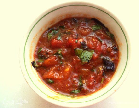 В готовый соус добавить мелко нарезанную мяту и по желанию - базилик.