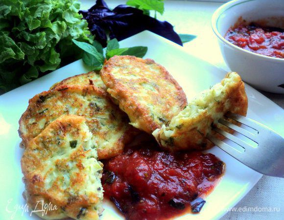 Подавать сырники с томатным соусом или сметаной. Приятного аппетита!