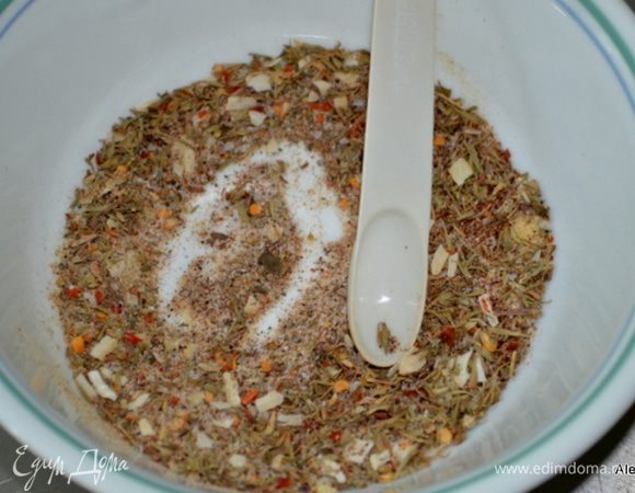 Смешаем все перечисленные внизу ингредиенты в емкости небольшой кроме говядины.
1 ч.л сушен.орегано листовой
1 ч.л сушен.тимьян листовой
1 ч.л паприка
1 ч.л соль
½ ч.л черный перец
½ ч.л порошком чесночная специя
½ ч.л порошком луковая специя
¼ ч.л белый перец
¼ ч.л красный перец
