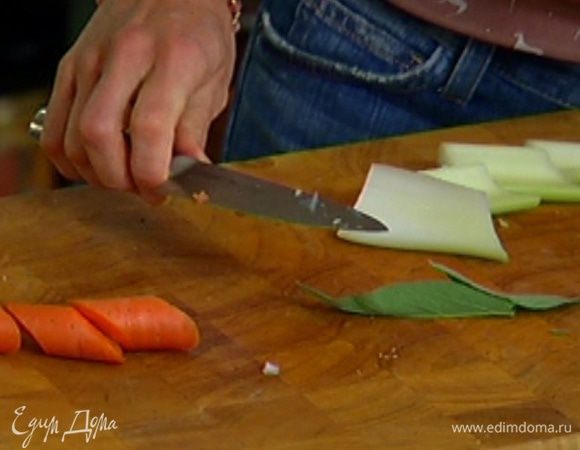 1 морковь и 1 стебель сельдерея крупно порезать.