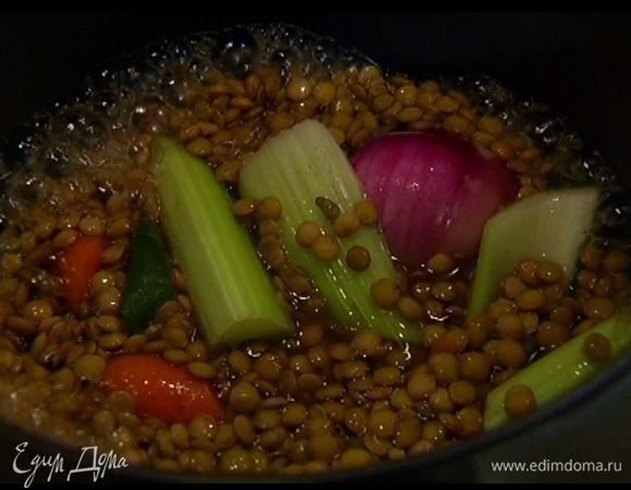 Когда вода в кастрюле с чечевицей закипит, добавить нарезанные морковь и сельдерей, 3–4 листика шалфея, половину луковицы и 1 зубчик чеснока. Отварить чечевицу до готовности, затем удалить овощи и слить жидкость.