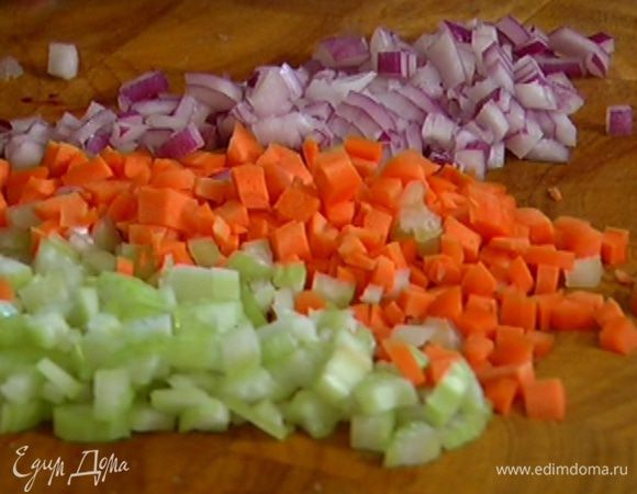 Оставшиеся сельдерей и морковь порезать маленькими кубиками, лук и чеснок мелко порубить.