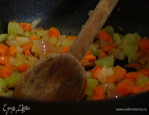 Разогреть в сковороде 1 ст. ложку оливкового масла и слегка обжарить измельченные овощи — они должны остаться немного хрустящими. В конце жарки посолить и поперчить.