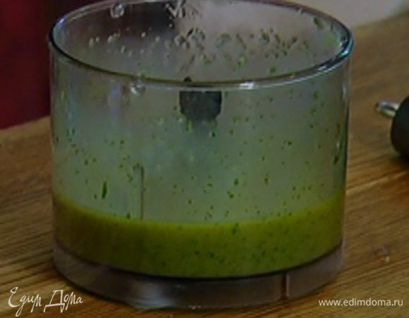 Приготовить базиликовое масло: выложить в чашу блендера листья базилика (немного оставить для украшения), добавить оливковое масло и щепотку соли и взбить все в однородную массу.