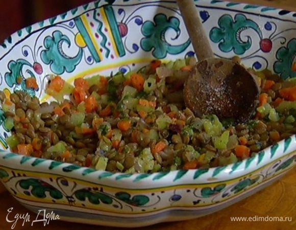 Выложить на блюдо горячую чечевицу и обжаренные овощи, посолить, поперчить и перемешать, полить все базиликовым маслом.