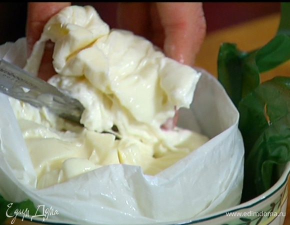 Буррату порезать небольшими кусочками и выложить на чечевицу.