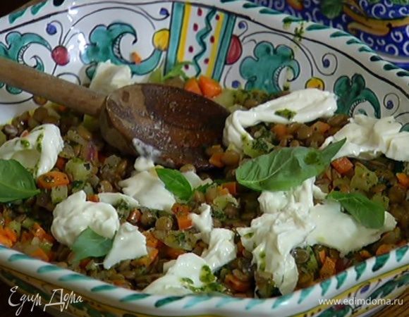 Украсить салат листьями базилика.