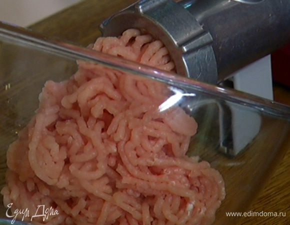 Филе индейки измельчить в мясорубке.