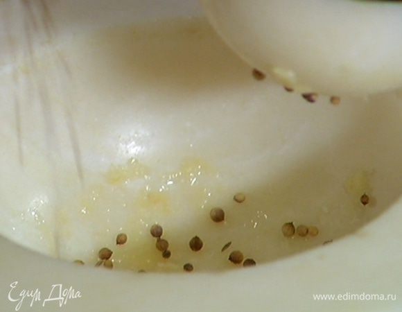 Зиру и кориандр добавить в ступку с чесноком и еще раз все растереть.