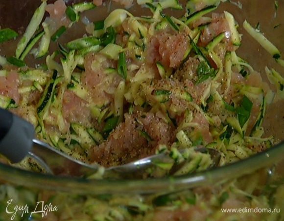 Фарш из индейки соединить с натертым цукини, добавить яйцо, измельченный зеленый лук, посолить, поперчить, добавить чеснок с кориандром и зирой и вымешать.