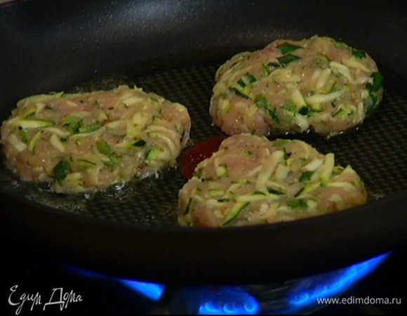 Сформировать из фарша котлеты.