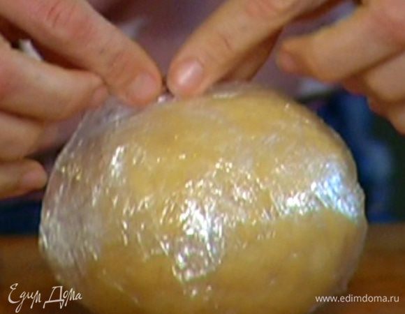 
Сформировать из теста шар, завернуть в пищевую пленку и отправить в морозильник на 15–20 минут или в холодильник на час или на ночь. 