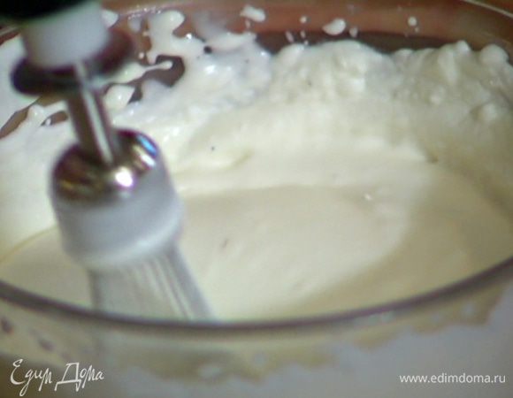 Приготовить крем: сливки взбить с сахарной пудрой и ванильным экстрактом.
