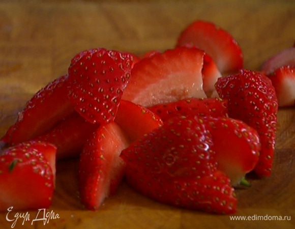 Крупную клубнику разрезать на небольшие кусочки.