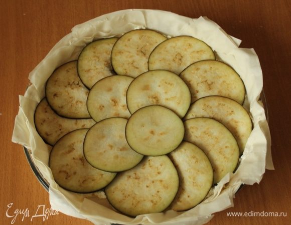 Баклажан нарезать очень тонкими колечками. Выложить на сыр по кругу, можно добавить порезанный колечками шалот. Слегка посолить...