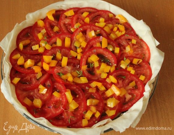 На помидоры выложить слой порезанного мелкими кубиками сладкого перца, посыпать листики тимьяна, немного соли и перца...