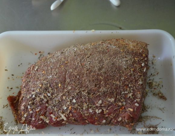 Говядину обсыпать со всех сторон смесью перцев.