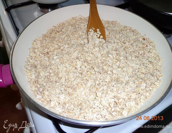 Овсяные хлопья поджарить на сковороде (без масла) до светло-золотистого цвета.