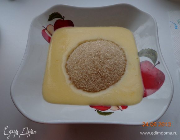 Растопить сливочное масло, добавить сахар и соль. Мешать, пока масса не станет однородной. Добавить овсяные хлопья и перемешать.