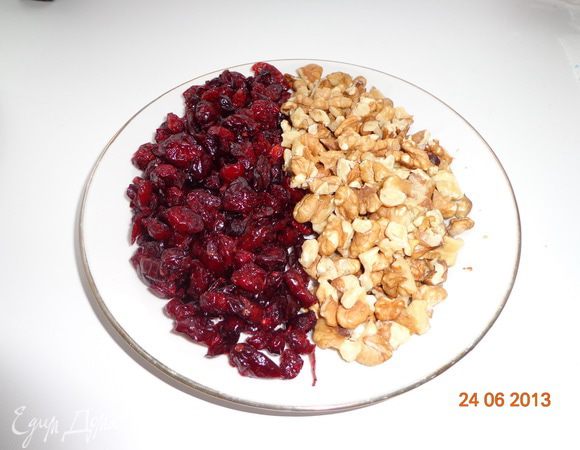 Добавить клюкву, орехи, яйца, просеянную с содой муку и 1 ст. л. воды. Замесить тесто.